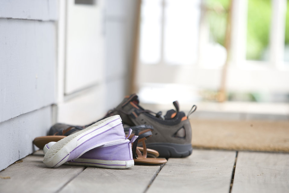 Por qué dejar los zapatos en la puerta de casa Sanitas Promo Salud